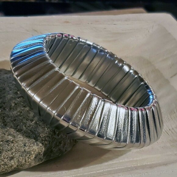 Slick Silver PU Vinyl Wrapped Chunky Retro Geometric Saucer Bangle Bracelet - Picture 7 of 9